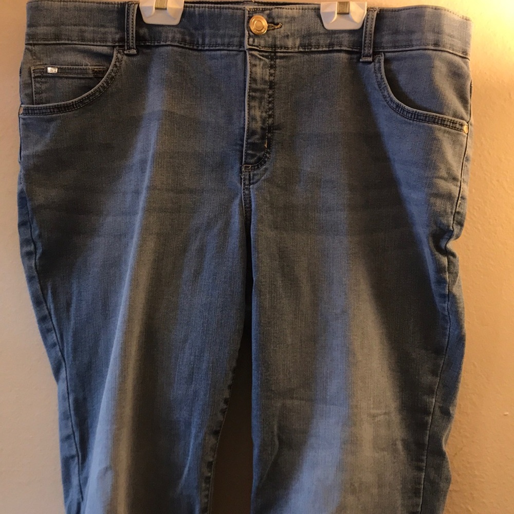 NWOTLee Women’s Regular Fit Straight Leg Mid Rise - Picture 2 of 5